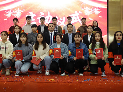 开业典礼与安阳工学院志愿者合影
